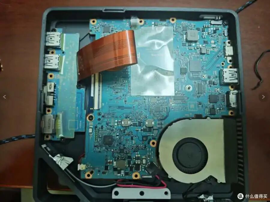 拆开3D打印外壳后展示松下SV7主板和散热风扇的内部结构