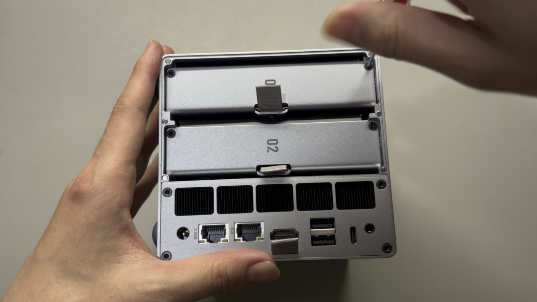 设备背面硬盘插槽和接口