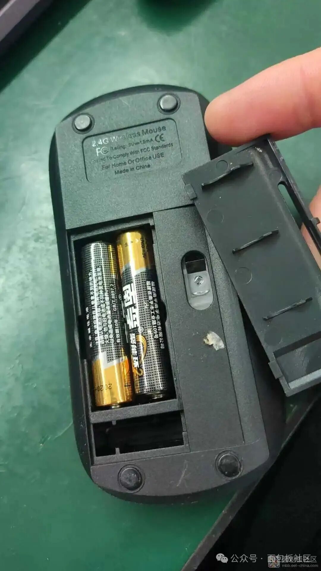 鼠标电池仓内部结构与7号电池安装位