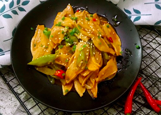 一盘糖醋风味的蛋白肉菜肴