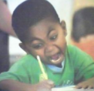 专注写字的小男孩