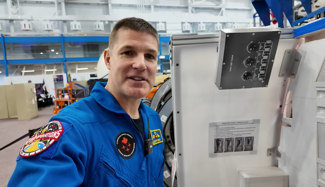 宇航员在训练设施中