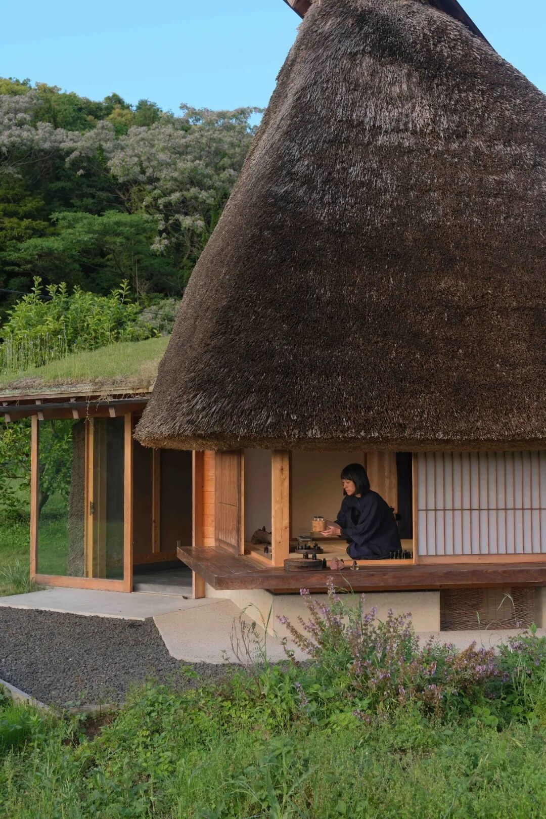 日式建筑内看向窗外的视角