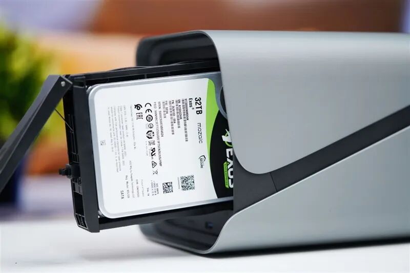 希捷银河Exos 32TB硬盘装机展示