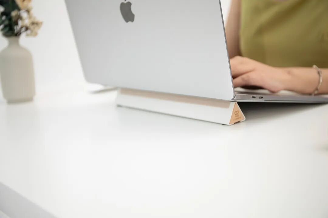 办公场景中笔记本电脑与支架