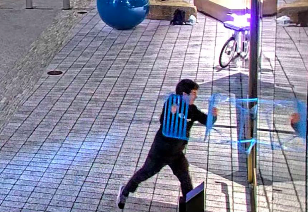 据称是袭击者拿着椅子的模糊影像