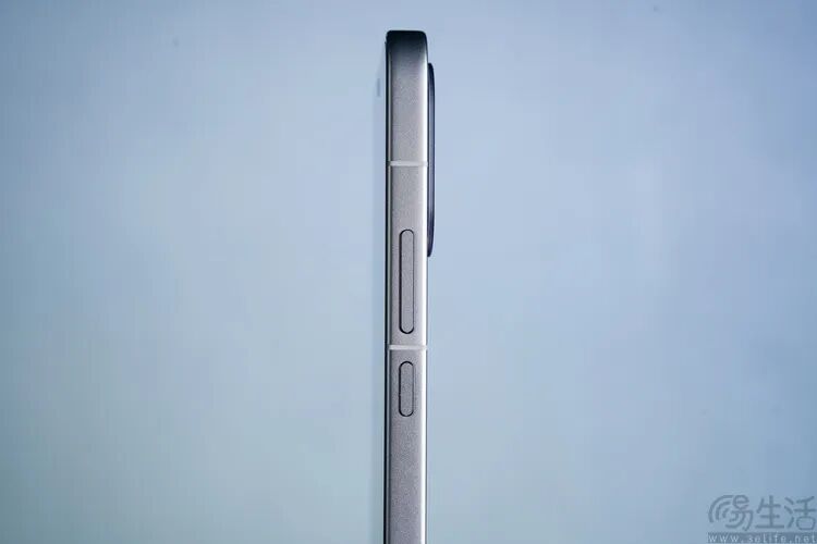 REDMI Turbo 5 Max 金属边框侧键特写