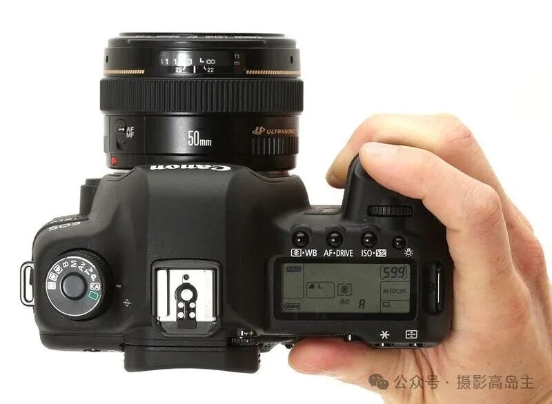 手持佳能5D2单反相机操作界面