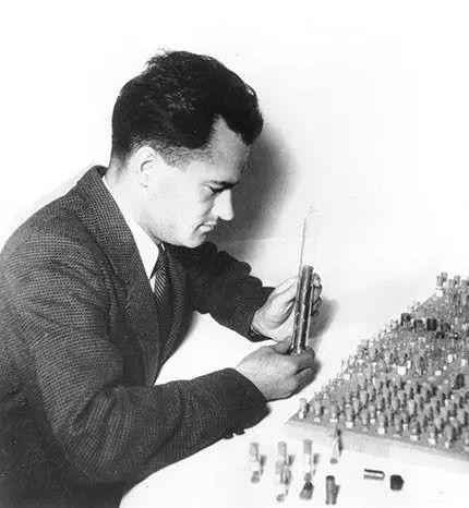 通用电气物理学家Roman Smoluchowski在实验台前工作