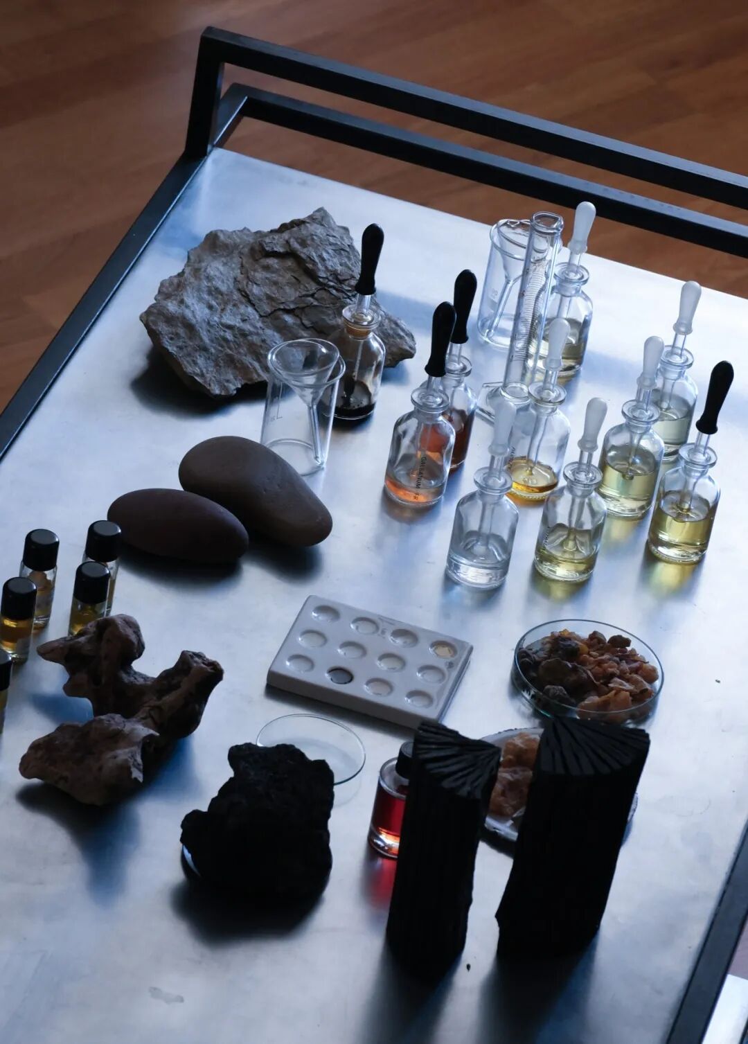 摆满香料与实验器具的工作台