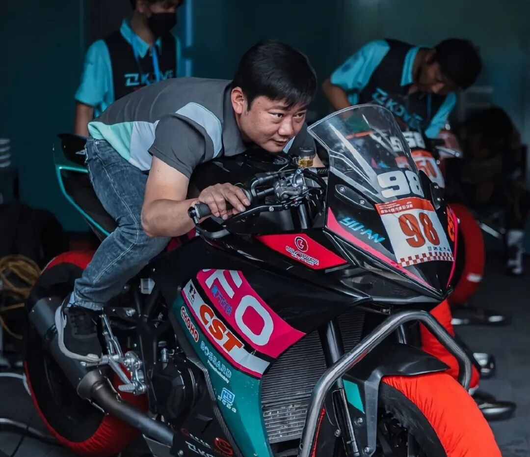 张雪在维修区专注调整赛车的细节