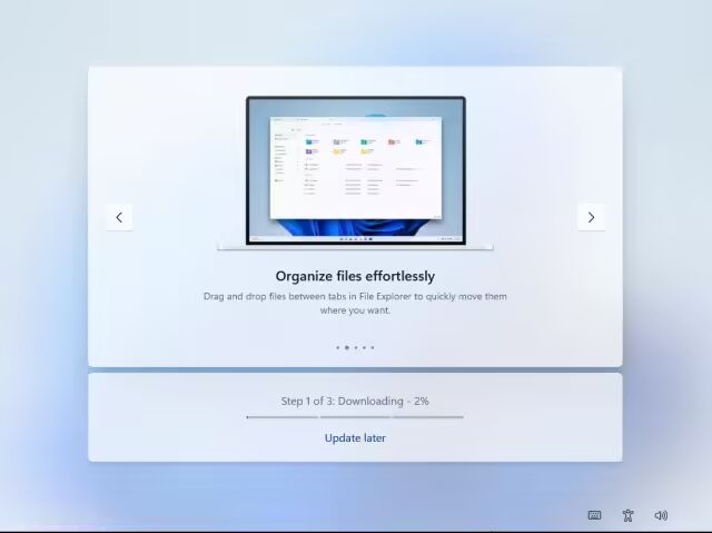 Windows 11 更新下载进度界面，显示拖拽文件以整理
