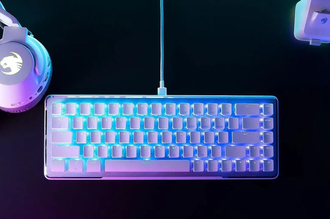 俯拍蓝紫色背光键盘与发光耳机