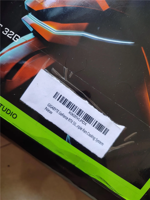 一张显卡包装盒的特写，边缘有绿色装饰条，贴有产品信息标签