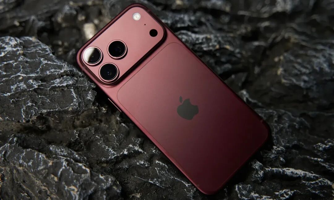 iPhone 18 Pro Max深红色机身背面特写