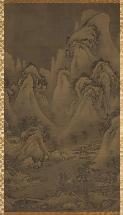 纵向淡墨冬景中,山石与人物在雾雪间层层上升
