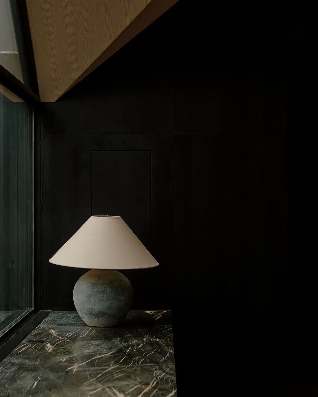 陶土球形底座台灯特写