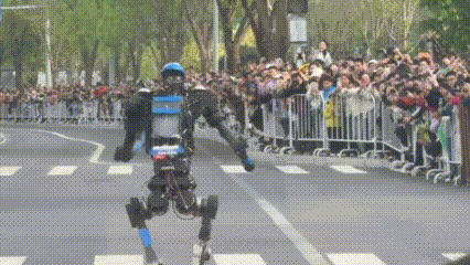 双足机器人戴着蓝盔在街道上行走