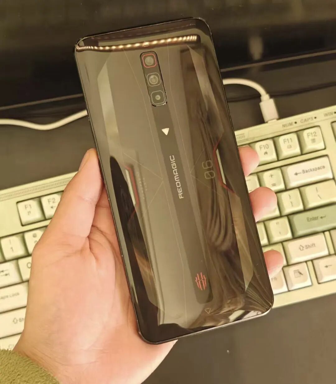 红魔6手机背面特写