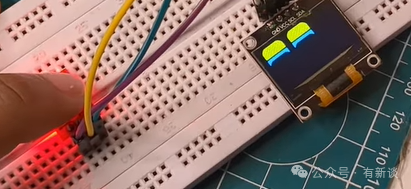 手指触摸传感器，屏幕显示彩色条形图