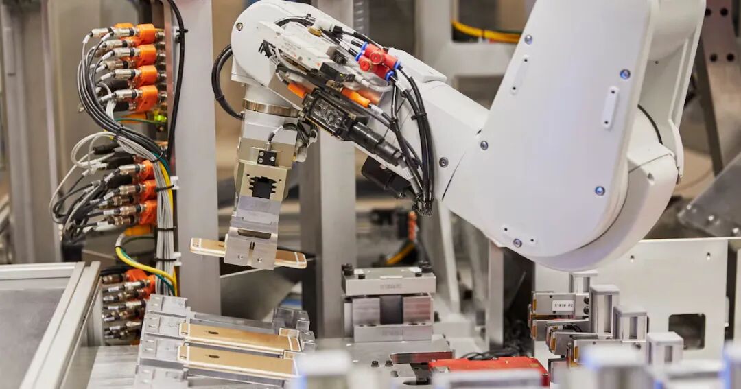 精密操作的工业机械臂