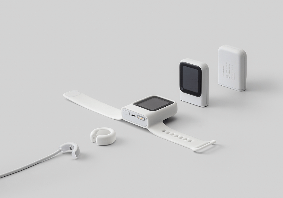 白色智能手表、耳机及充电配件的静物展示，风格统一