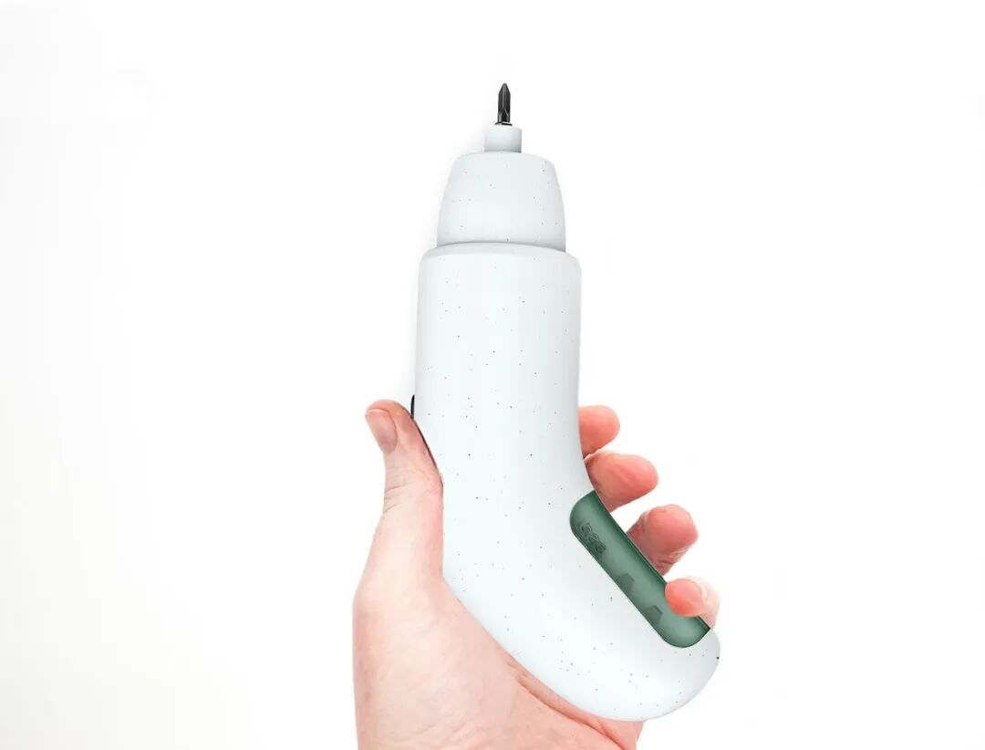 一只手握着一个白色带斑点的电动螺丝刀