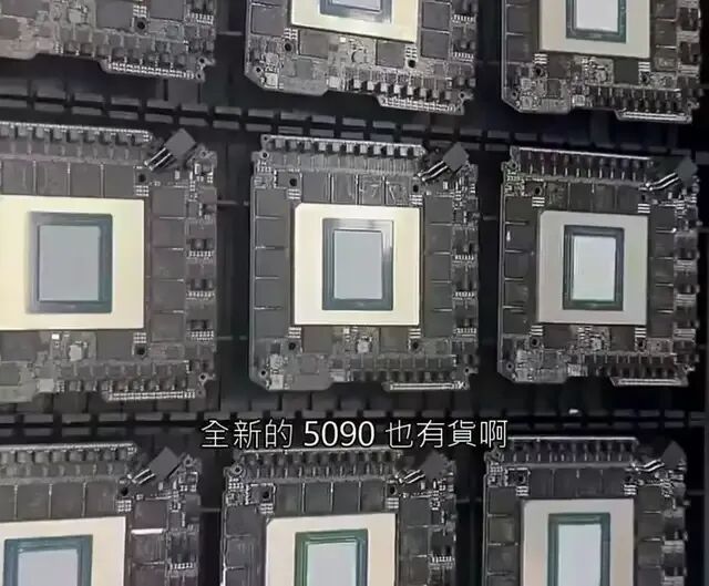 排列整齐的 RTX 5090 GPU 核心