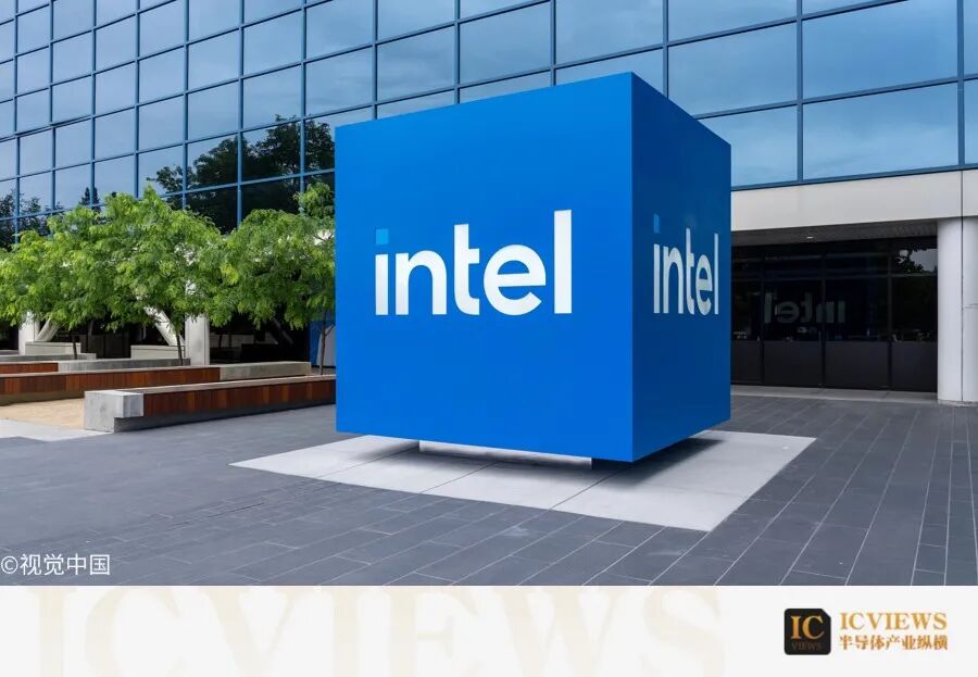 英特尔总部前的立方体雕塑,印有 intel 标识