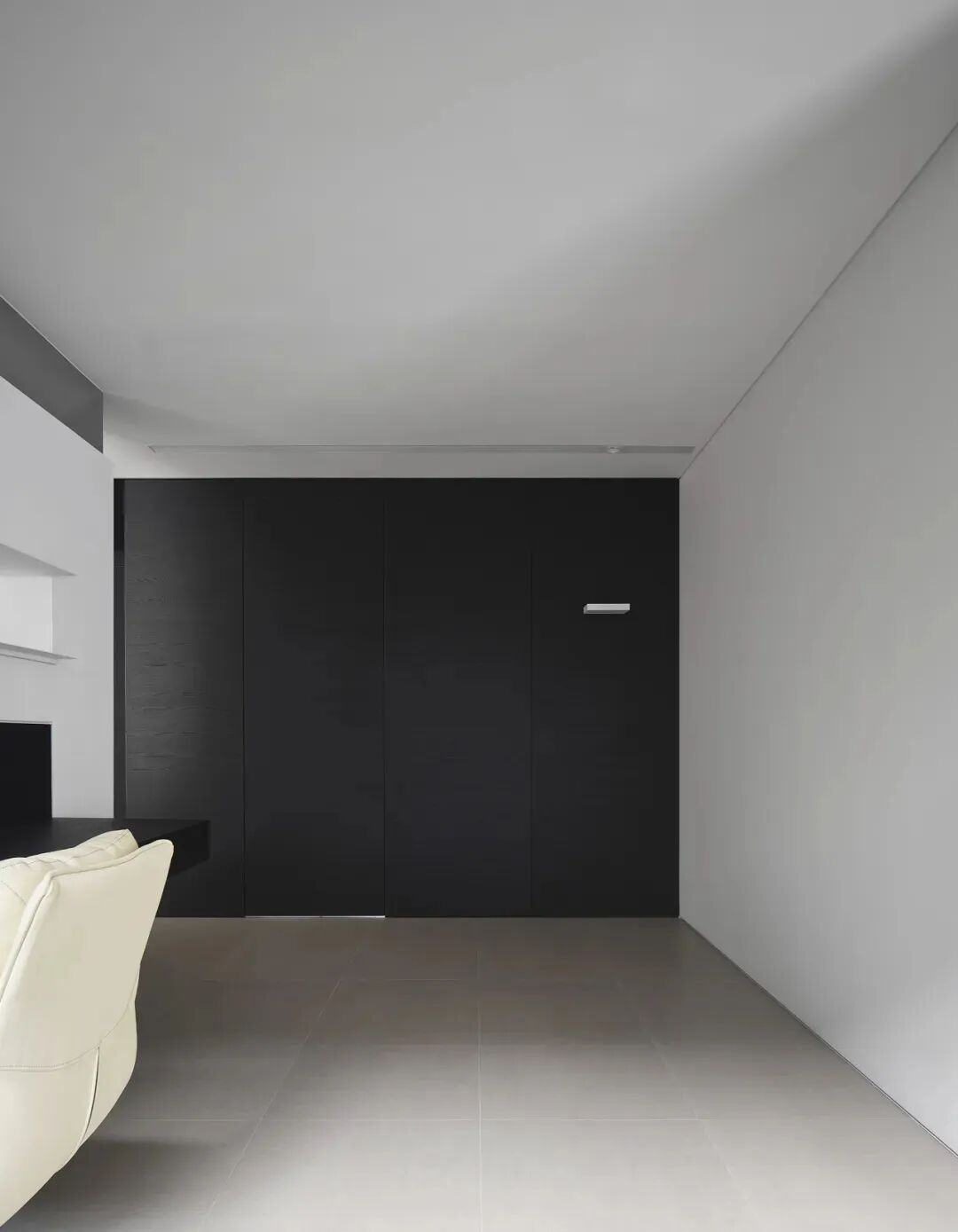 黑色哑光墙面与白色沙发