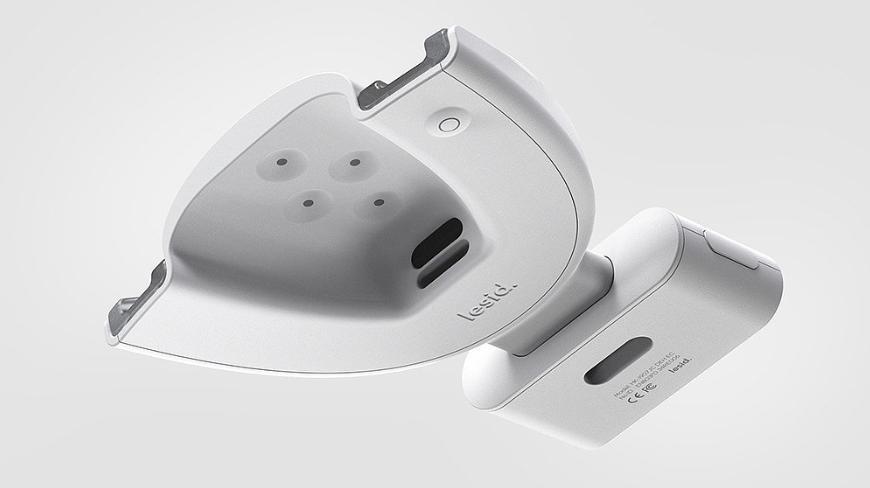 带有Leslie标识的白色弧形充电底座，具备多个传感器孔