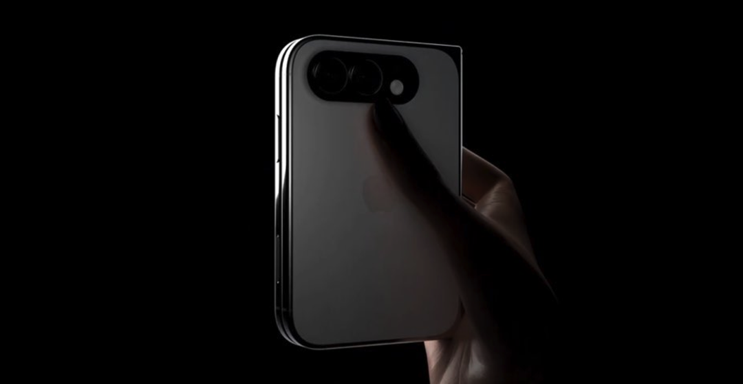 折叠iPhone握持状态背面渲染图