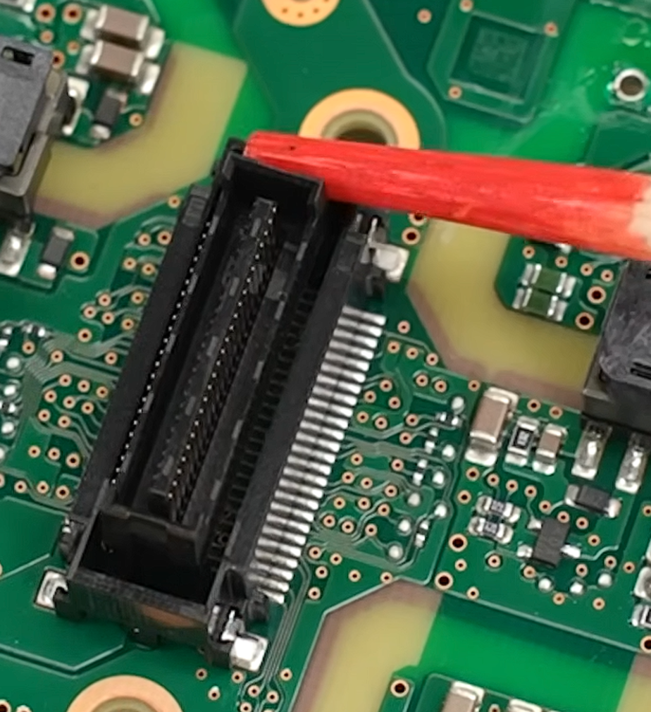 控制板上IRISO Z-Move连接器特写