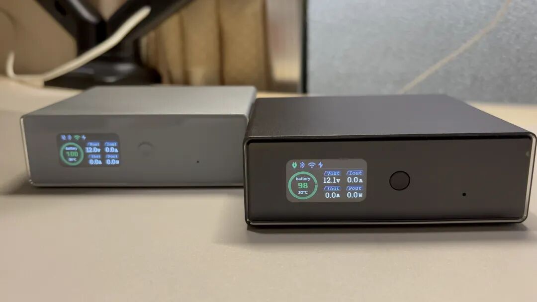 瓦力W150与另一款UPS并排显示屏幕信息