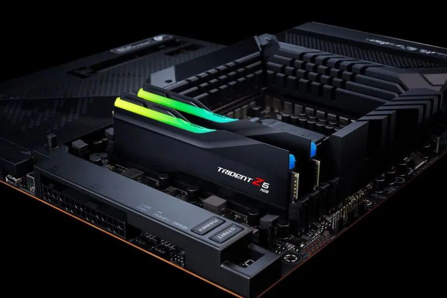 芝奇Trident Z5 RGB DDR5内存插在黑色主板上