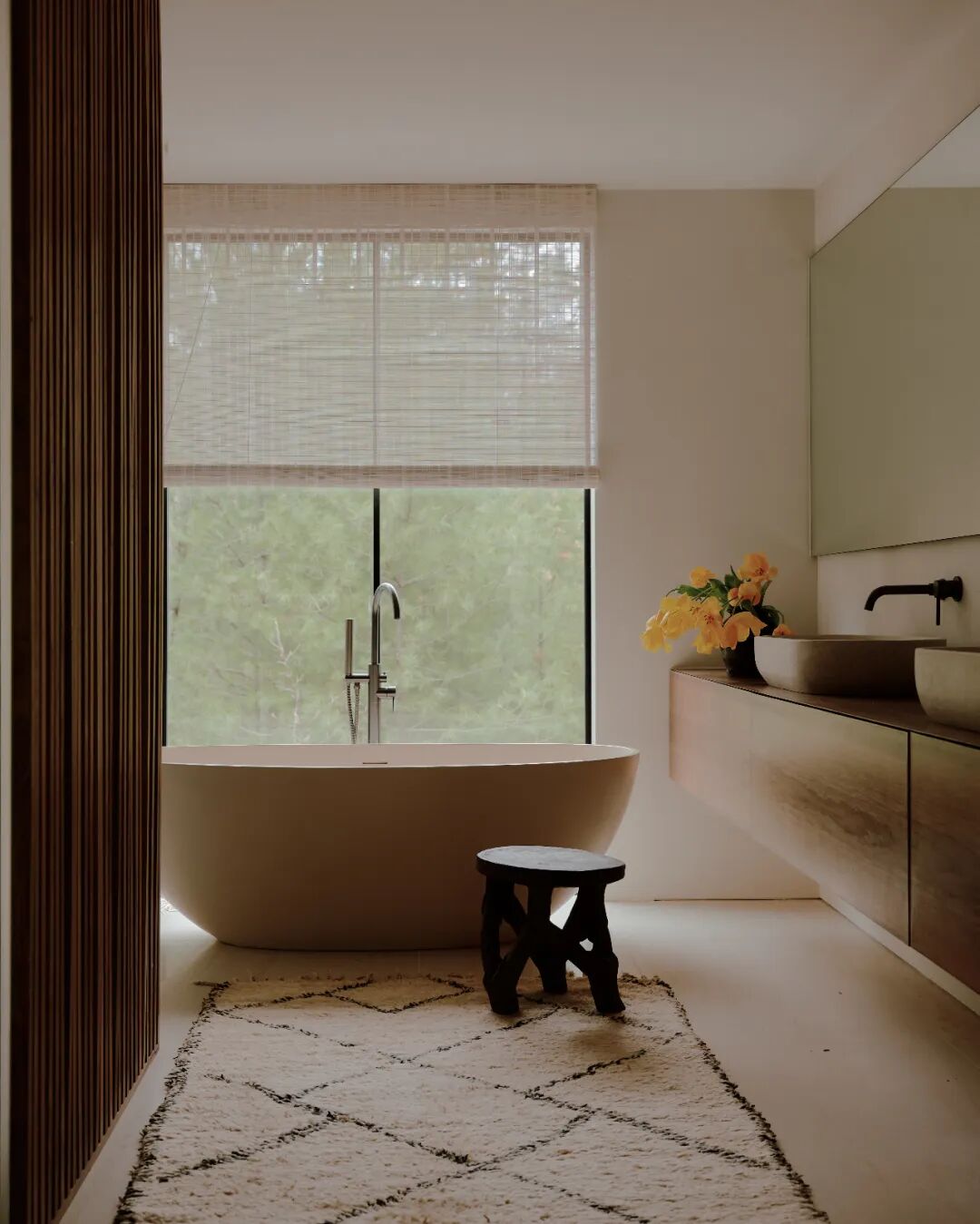 带有独立浴缸和木质百叶窗的浴室