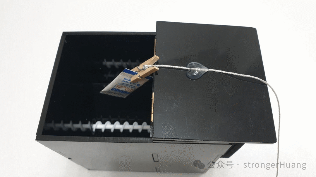 采用螺旋输送机结构的鱼食盒内部