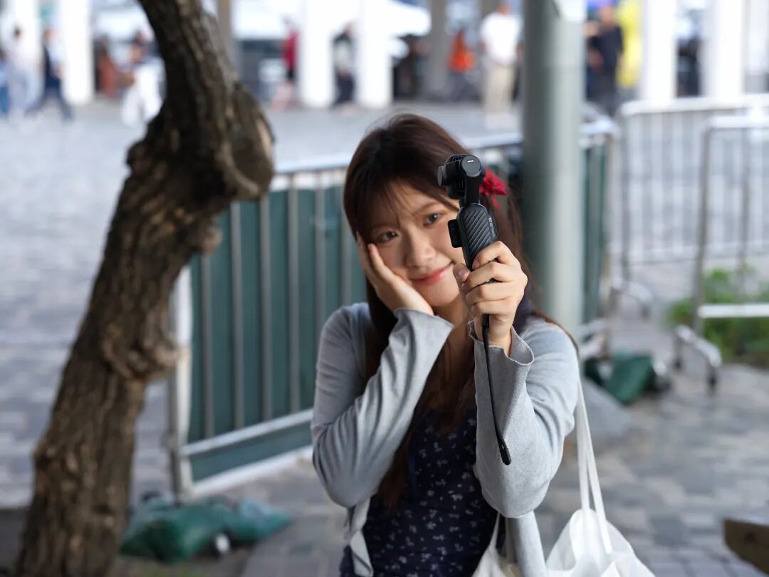 手持大疆Pocket 4P的女性用户展示