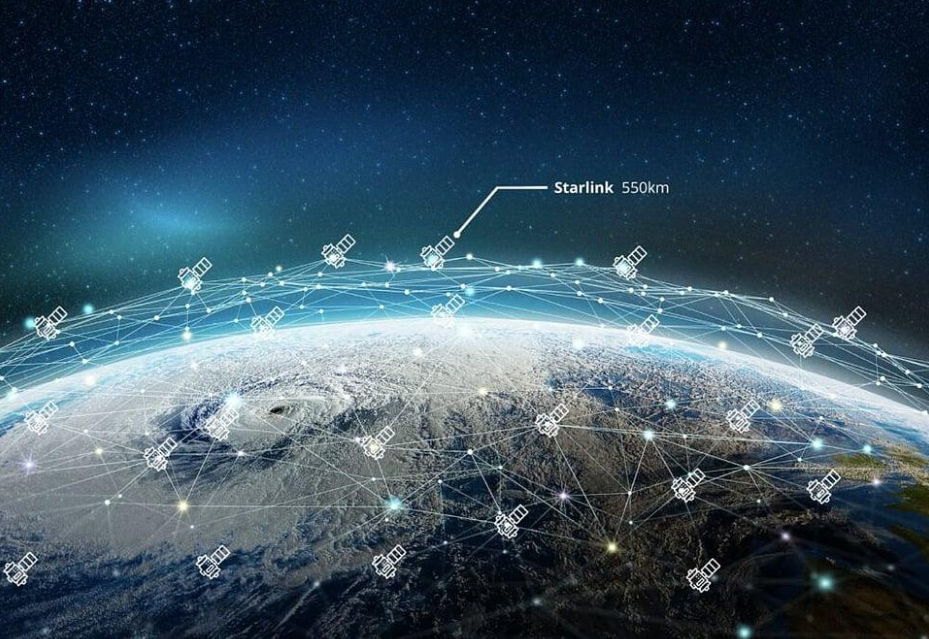 Starlink卫星在550公里高度轨道运行，通过发光线条形成网络覆盖