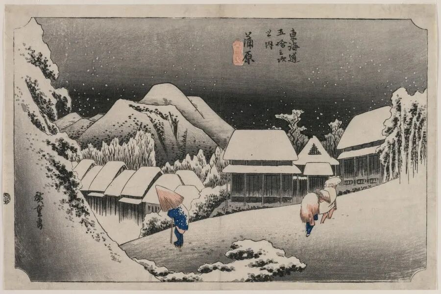 雪夜村庄版画中,两三个人物走过覆雪道路
