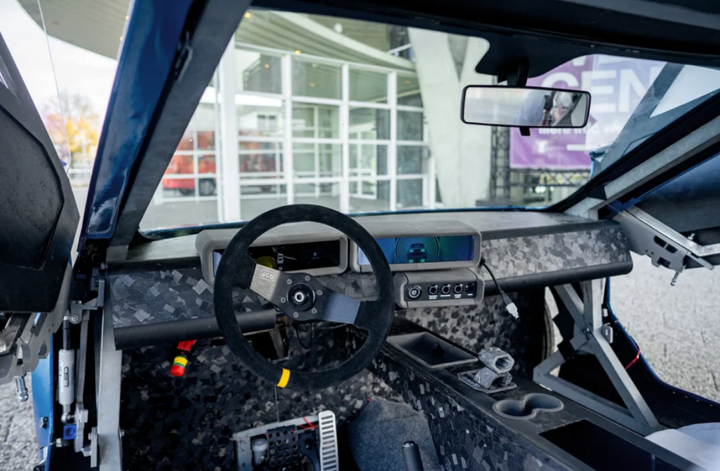 Aria EV原型车内部驾驶舱，采用碳纤维纹理与数字仪表盘设计