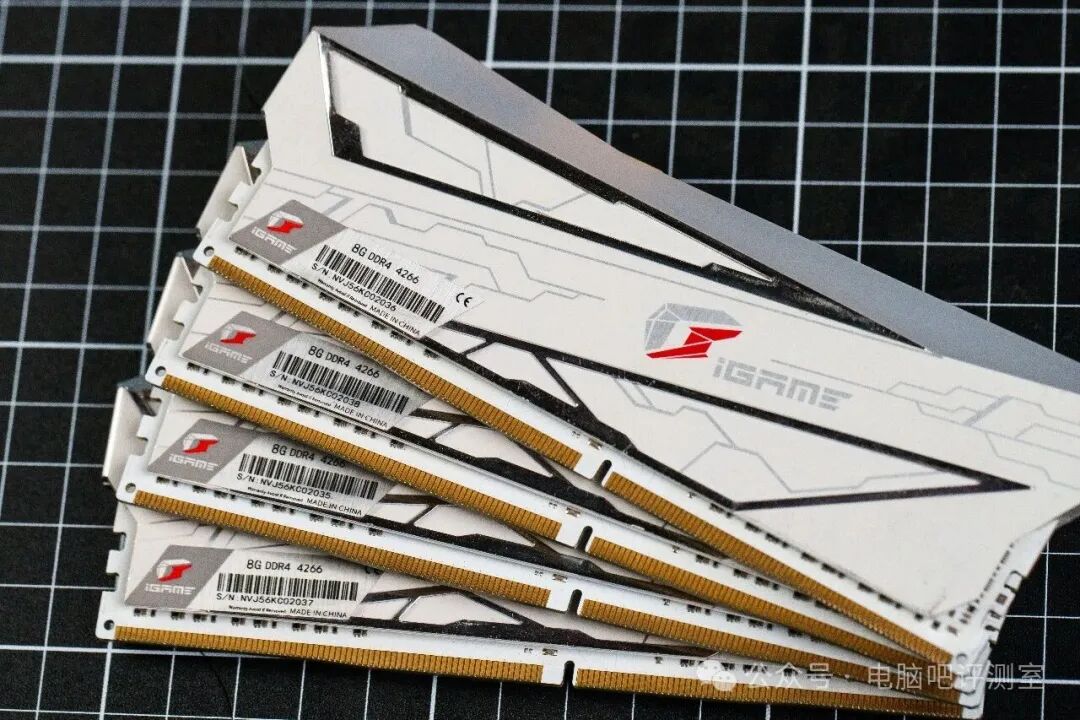 四条七彩虹iGame DDR4 4266内存条