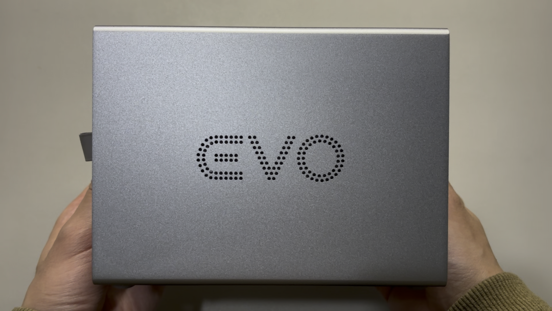 设备侧面EVO字样镂空设计