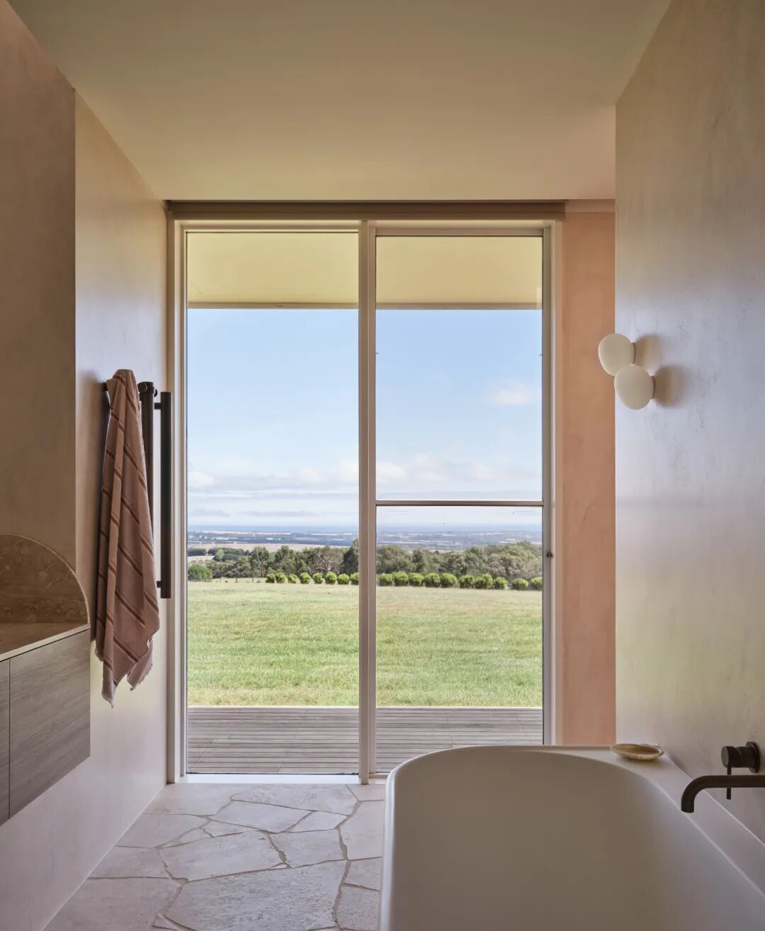 浴室浴缸与景观