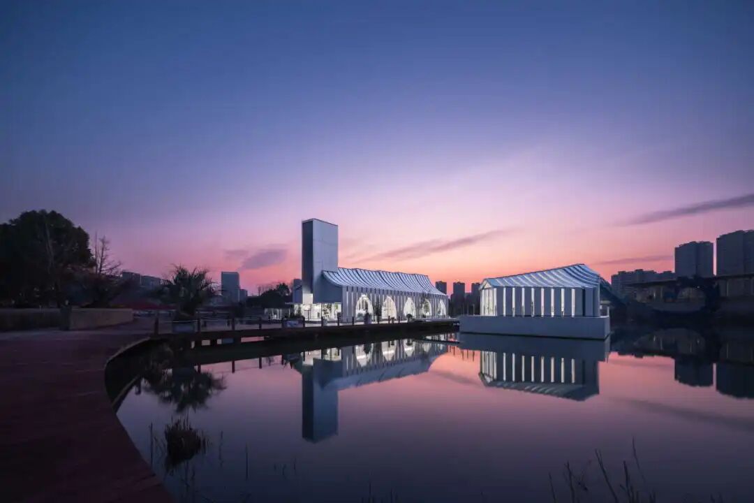 黄昏时分的天鹅湖礼堂水景