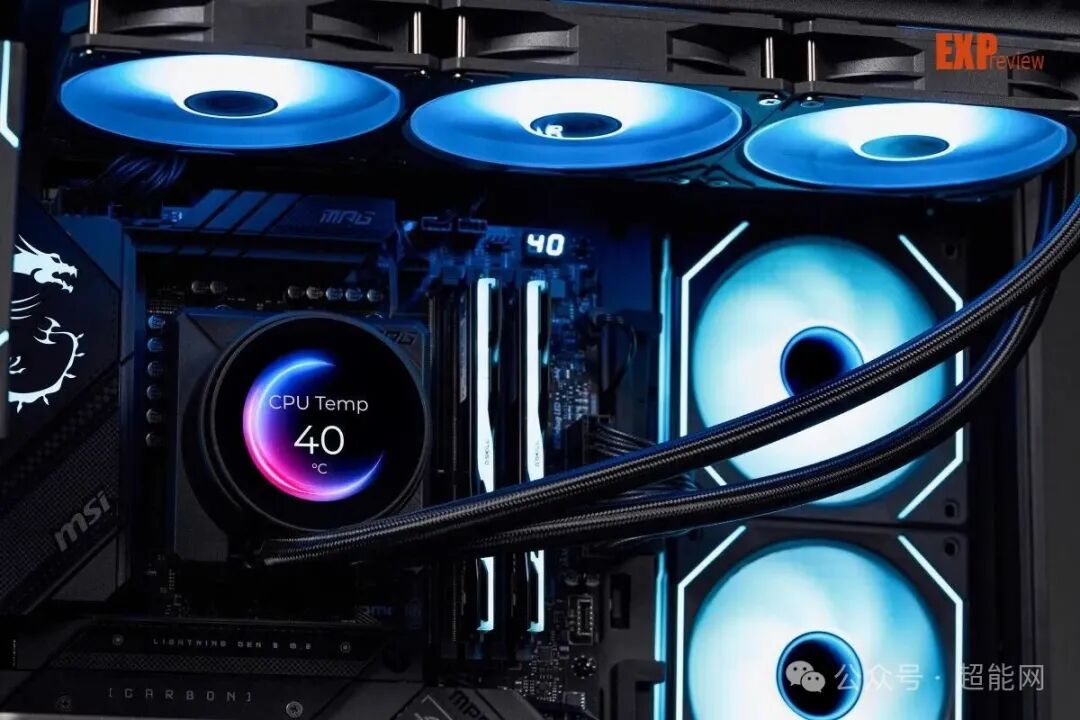 机箱内部灯光效果，水冷头显示CPU Package温度，风扇散发蓝光