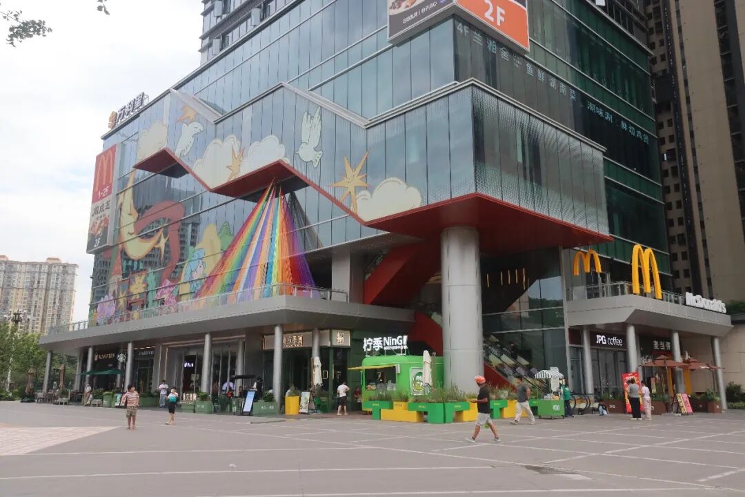 郊区大型商业体与电动车停放街景