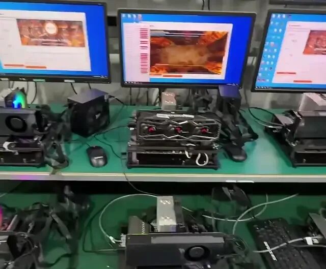 显卡测试工作台上的多台显示器和 GPU