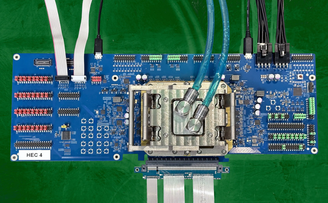 英特尔Heracles全同态加密加速芯片实物图