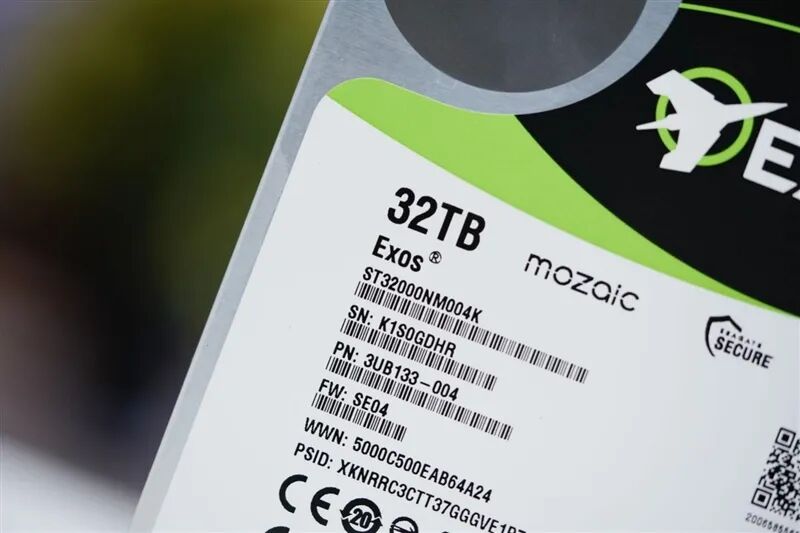 希捷银河Exos 32TB硬盘标签特写2